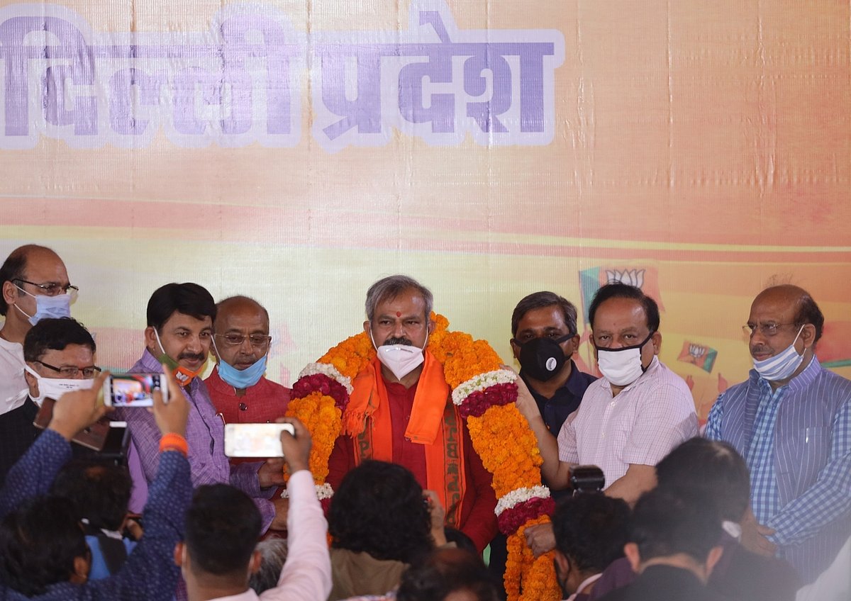 दिल्ली BJP अध्यक्ष के पदभार  समारोह में स्वास्थ्य मंत्री हर्षवर्धन की मौजूदगी में ताक पर  ‘2 गज की दूरी’ का नियम