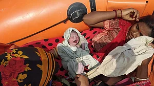 बिहार में उफनती गंडक की मझधार में बचाव बोट पर गूंजी किलकारी, जच्चा-बच्चा दोनों स्वस्थ