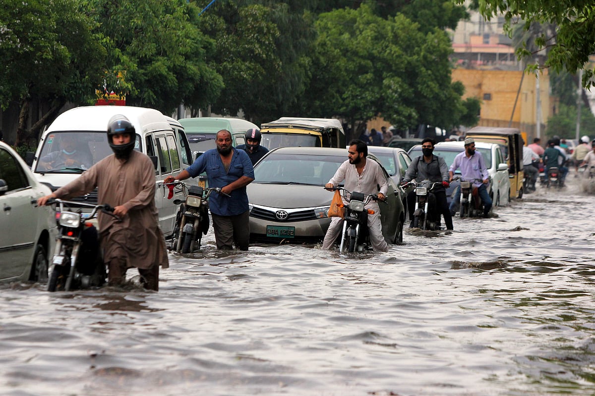 दुनिया की 5 बड़ी खबरें: न्यूयॉर्क में गोलीबारी की घटनाओं में 9 की मौत, कराची में बारिश ने ली 7 की जान, कई घायल