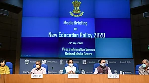 नई शिक्षा नीति लागू, 5वीं तक मातृभाषा में पढ़ाई, मल्टिपल इंट्री-एग्जिट सुविधा, HRD-UGC-AICTE सब खत्म!