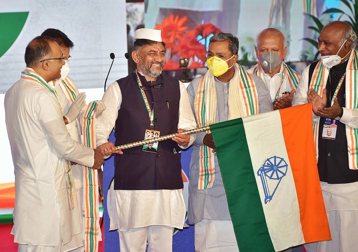 डीके शिवकुमार ने कर्नाटक कांग्रेस की बागडोर संभाली, कार्यकर्ताओं के साथ शपथ लेकर किया पदभार ग्रहण