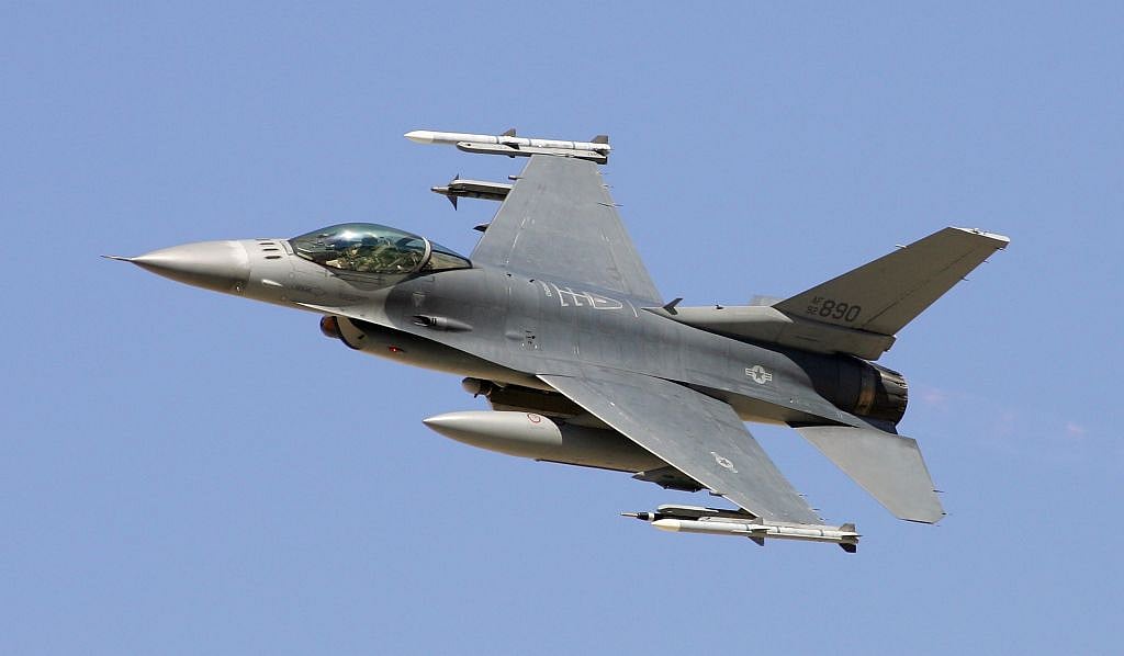 दुनिया की 5 बड़ी खबरें: अमेरिकी वायुसेना का F-16 विमान क्रैश और दुनिया में अभी और भी भयावह हो सकता है करोना का कहर