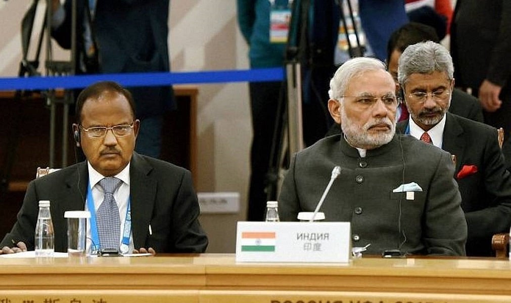 पीएम की अनुभवहीनता ने डोभाल को बना दिया ताकतवर, अंदर से बाहर तक पहली बार असुरक्षित हुआ देश!