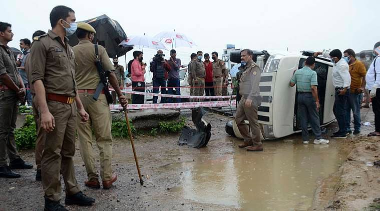 विकास दुबे की मौत के बाद दफन हो गए खाकी-खादी गठजोड़ के राज, कई सरपरस्तों ने ली राहत की सांस