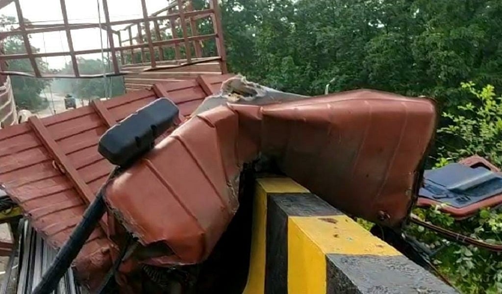 मध्य प्रदेश: मंडला में भीषण सड़क हादसा, पिकअप और मिनी ट्रक की टक्कर में 4 लोगों की दर्दनाक मौत, देखें तस्वीरें