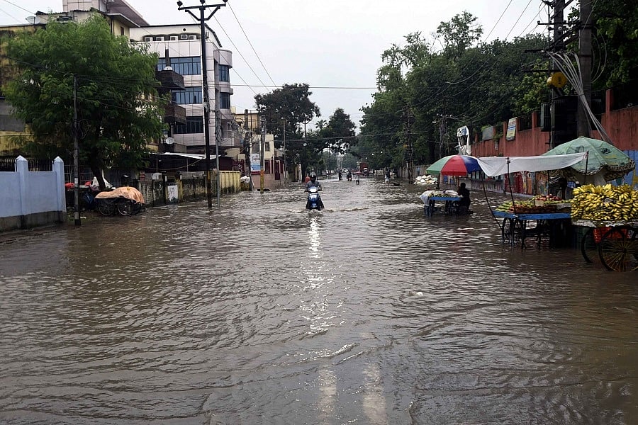 दिल्लीः अन्ना नगर में अभी भी कई मकान हादसे की जद में, बारिश से भय में दरारों के बीच जी रहे लोग