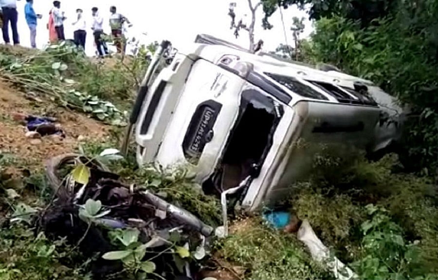 मध्य प्रदेश में भीषण सड़क हादसे में 8 की मौत, दो बाइक और स्कॉर्पियो टक्कर के बाद खायी में गिरी