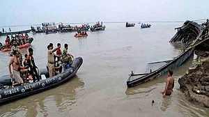 बाढ़ से बेहाल बिहार में नाव हादसे में 9 की मौत, गंडक नदी की तेज धार बनी काल