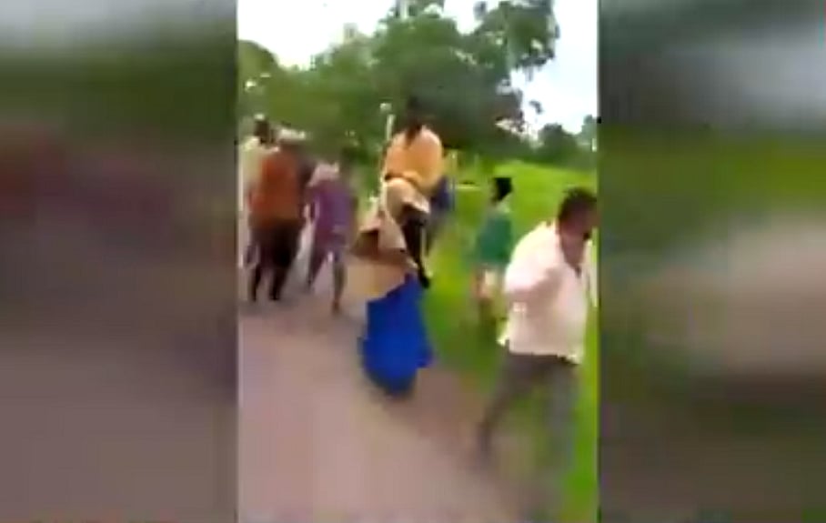मध्यप्रदेश में महिला से अमानवीयता की सारी हदें पार, पति को कंधे पर बिठा घुमाने के लिए किया मजबूर