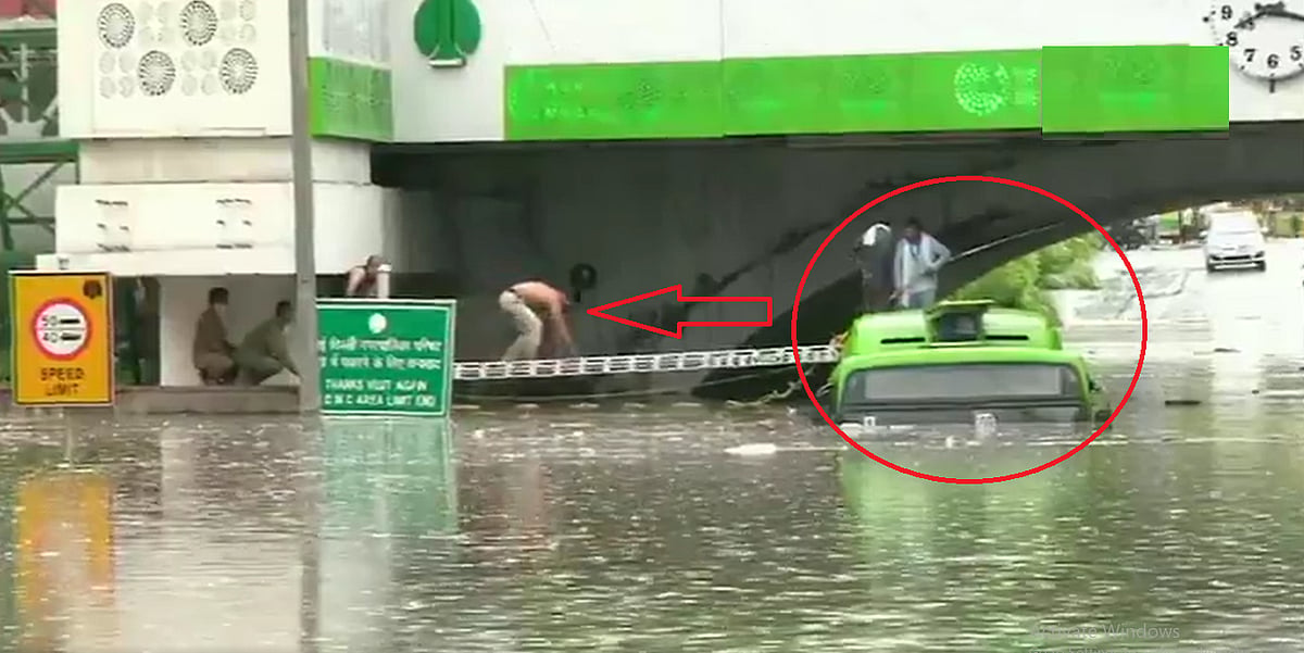 दिल्ली-एनसीआर में भारी बारिश से जलभराव, मिंटो रोड पर अंडरपास में फंसी डीटीसी बस, ऐसे बचाई गई लोगों की जान