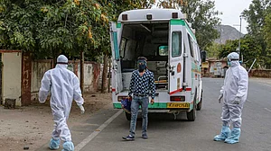 कोरोना के कारण असुरक्षा की भावना से भर गए हैं लोग, तार तार हो रहा सामाजिक ताना बाना
