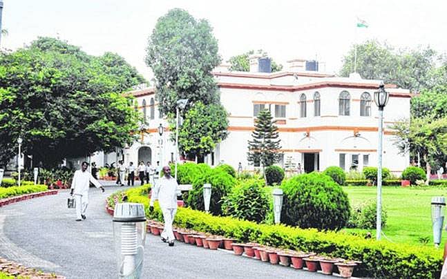 बिहार में सीएम आवास पर कोरोना की दस्तक, तेजस्वी ने कहा- आंकड़े छिपा रही सरकार चुनाव तैयारी में व्यस्त