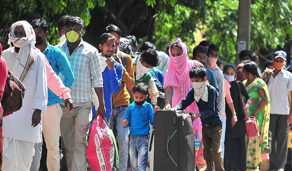 मृणाल पांडे का लेख: महामारी में बेहाल जनता का नहीं है प्रामाणिक डेटा, अंधेरे में ‘जुमले’ फेंक रही मोदी सरकार!