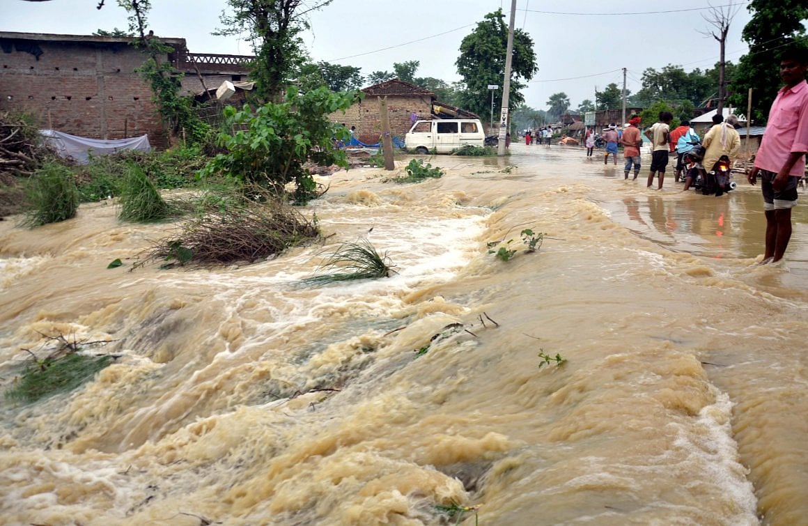 कोरोना के बाद बाढ़ से बिहार का बुरा हाल, नदियां उफान पर, कई क्षेत्रों में घुसा बाढ़ का पानी
