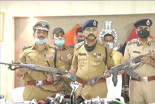गैंगस्टर विकास दुबे के घर से बरामद हुई पुलिस से लूटी गई AK 47 और इंसास राइफल्स, सहयोगी शशिकांत गिरफ्तार