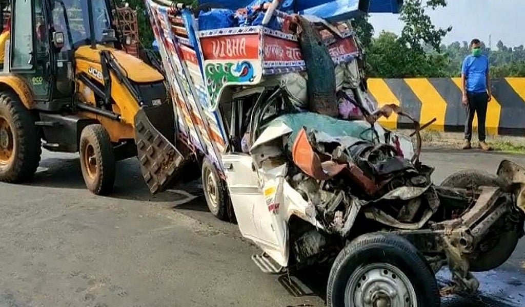 मध्य प्रदेश: मंडला में भीषण सड़क हादसा, पिकअप और मिनी ट्रक की टक्कर में 4 लोगों की दर्दनाक मौत, देखें तस्वीरें