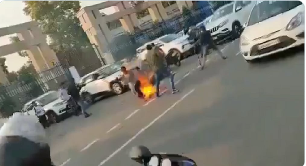 उत्तर प्रदेशः योगी के ऑफिस के बाहर मां-बेटी ने खुद को लगाई आग, दबंगों से आजिज आकर उठाया कदम