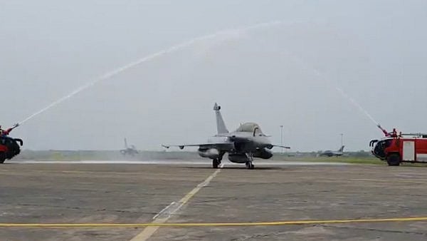 नवजीवन बुलेटिन: वाटर सैल्यूट से हुआ पांचों राफेल का स्वागत और सुशांत केस में रिया ने किया SC का रुख 