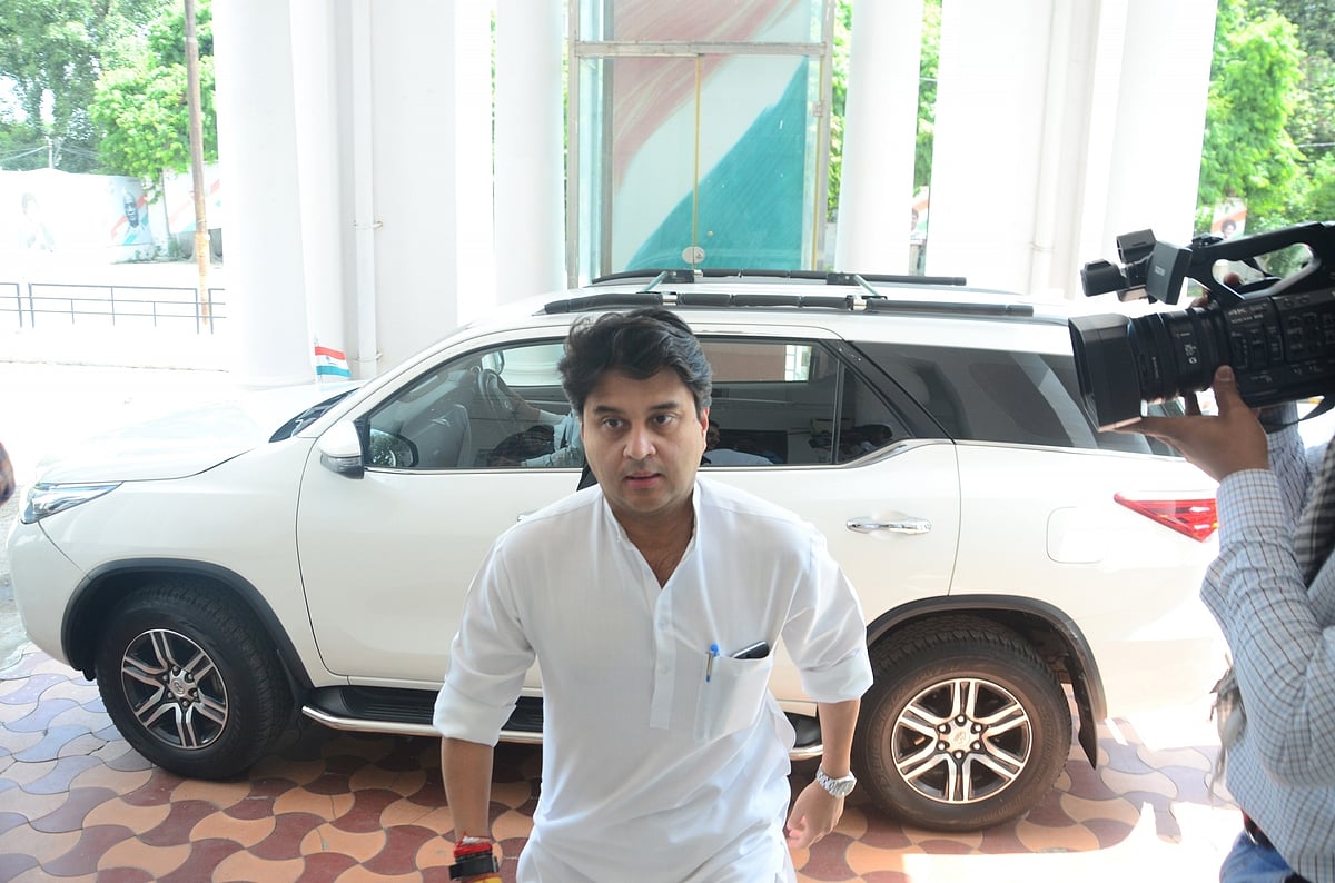 मध्य प्रदेश के मंत्री से महिला ने किसानों के कर्ज माफी को लेकर किया सवाल, तो सोशल मीडिया पर आने लगे आपत्तिजनक टिप्पणी