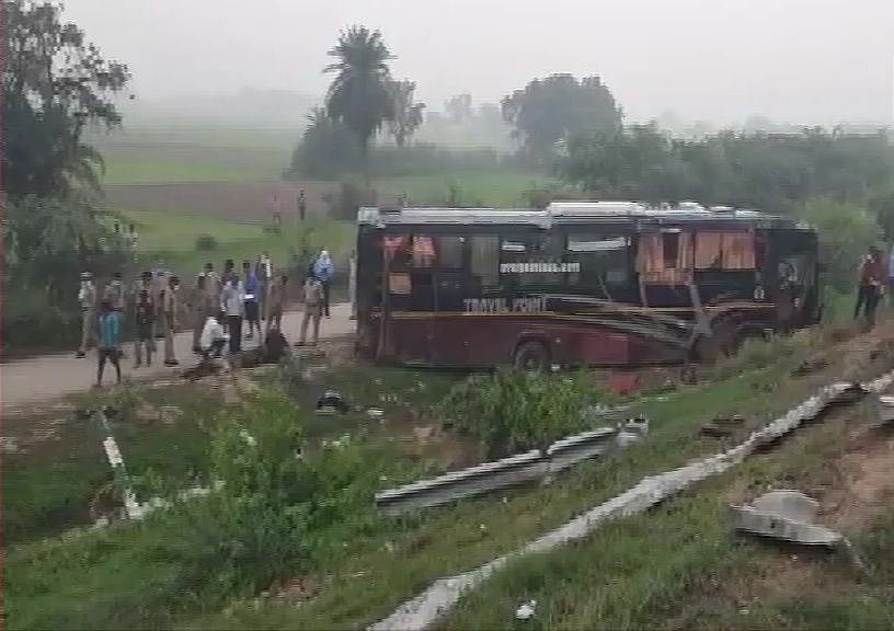 यूपी: आगरा-लखनऊ एक्सप्रेसवे पर भीषण सड़क हादसा, बस और कार की टक्कर में 5 लोगों की मौत, 18 से ज्यादा घायल 