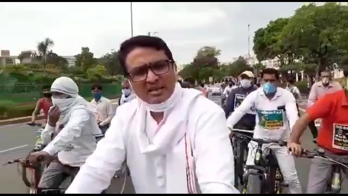 दिल्ली: पेट्रोल-डीजल की कीमतों में वृद्धि के खिलाफ कांग्रेस की 'साइकिल यात्रा', सांसदों को सौंप गए ज्ञापन