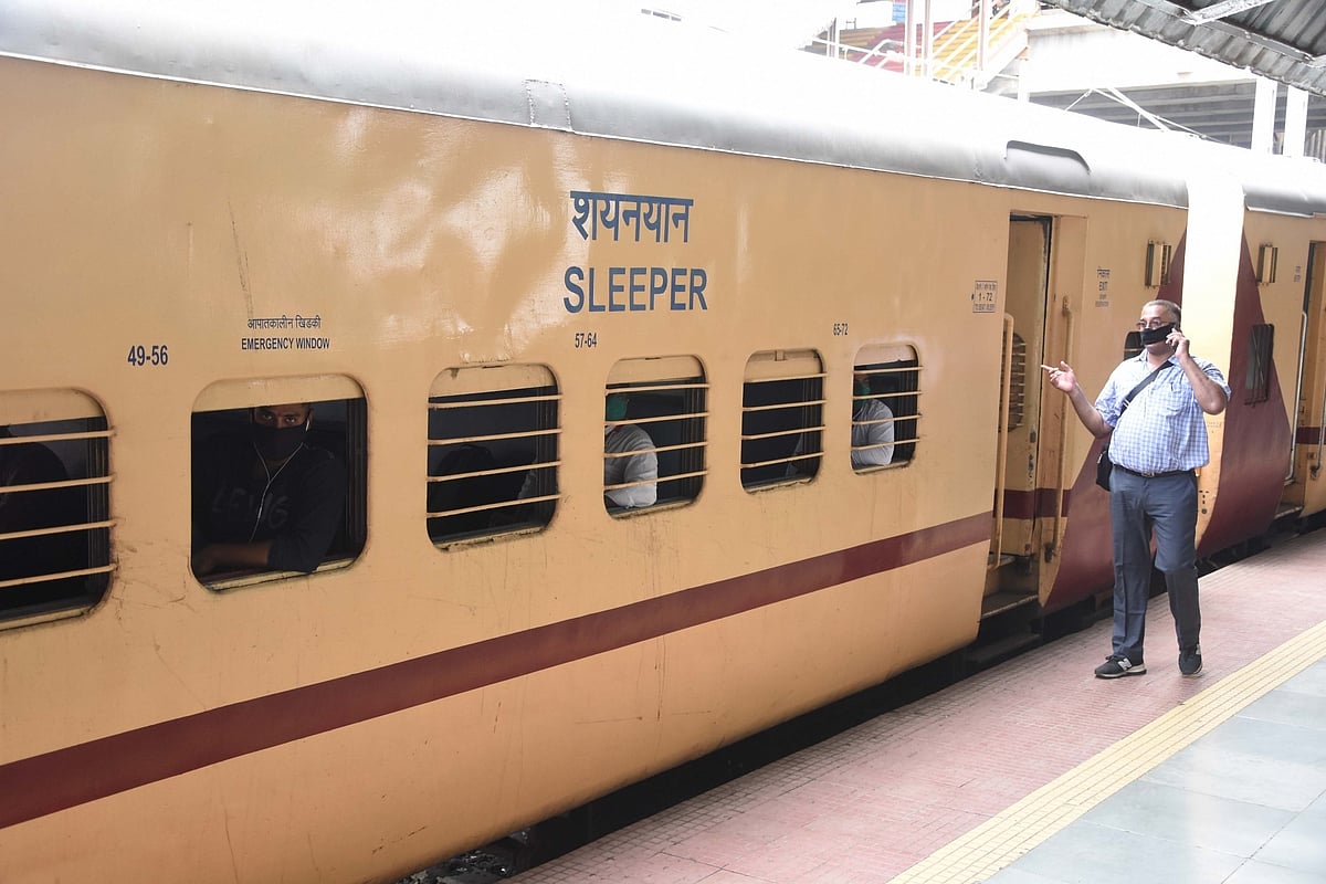 रेलवे को निजी संस्थाओं के हाथों में सौंपने की तैयारी? प्राइवेट कंपनियों से मिले रेल मंत्रालय के अधिकारी