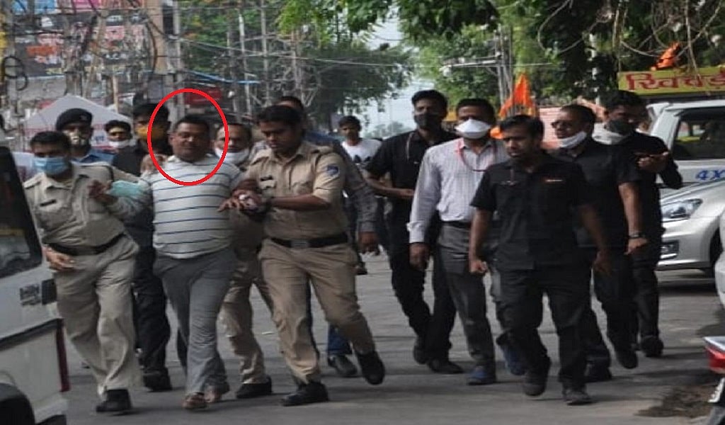 एमपी में कैसे पकड़ा गया विकास दुबे? सरकार और पुलिस के दावों पर सवाल, बेटे की गिरफ्तारी पर मां का भी आया बयान