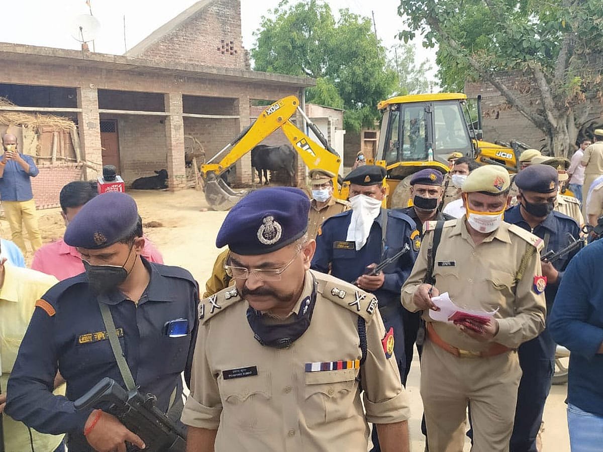कानपुर एनकाउंटर: विकास दुबे को दारोगा ने ही दी थी रेड की जानकारी, कॉल डिटेल में कई चौंकाने वाले खुलासे
