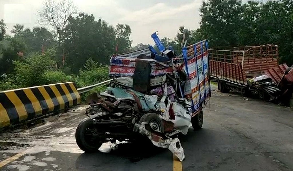 मध्य प्रदेश: मंडला में भीषण सड़क हादसा, पिकअप और मिनी ट्रक की टक्कर में 4 लोगों की दर्दनाक मौत, देखें तस्वीरें
