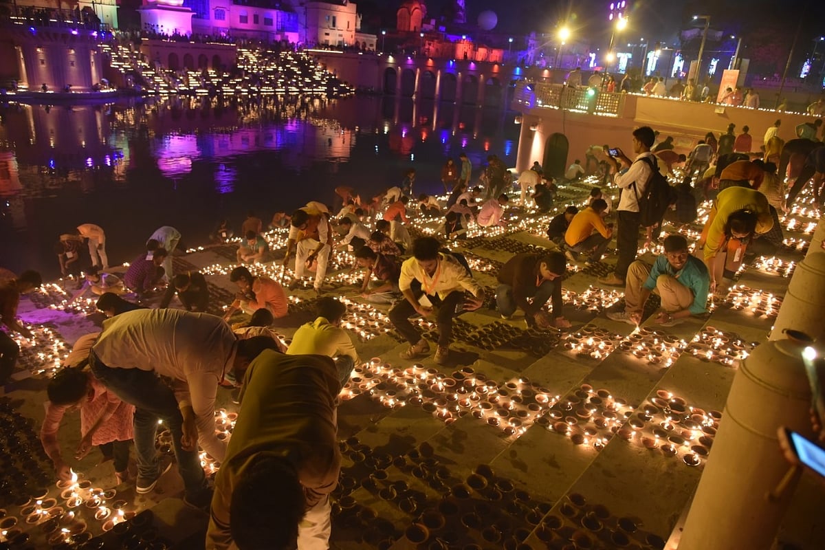 अयोध्या में महादीवाली: राममजन्मभूमि में सबसे पहले दीप प्रज्वलन के साथ रोशनी में नहाई पूरी नगरी, देखें तस्वीरें