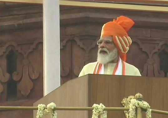 पीएम मोदी ने लाल किले पर फहराया तिरंगा, कहा- कोरोना काल में 24 घंटे काम करने वाले वॉरियर्स को नमन