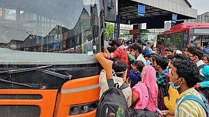 हजारों की संख्या में रोज वापस लौटने लगे प्रवासी मजदूर, बिना मदद बच्चों का पेट पालना हुआ मुश्किल