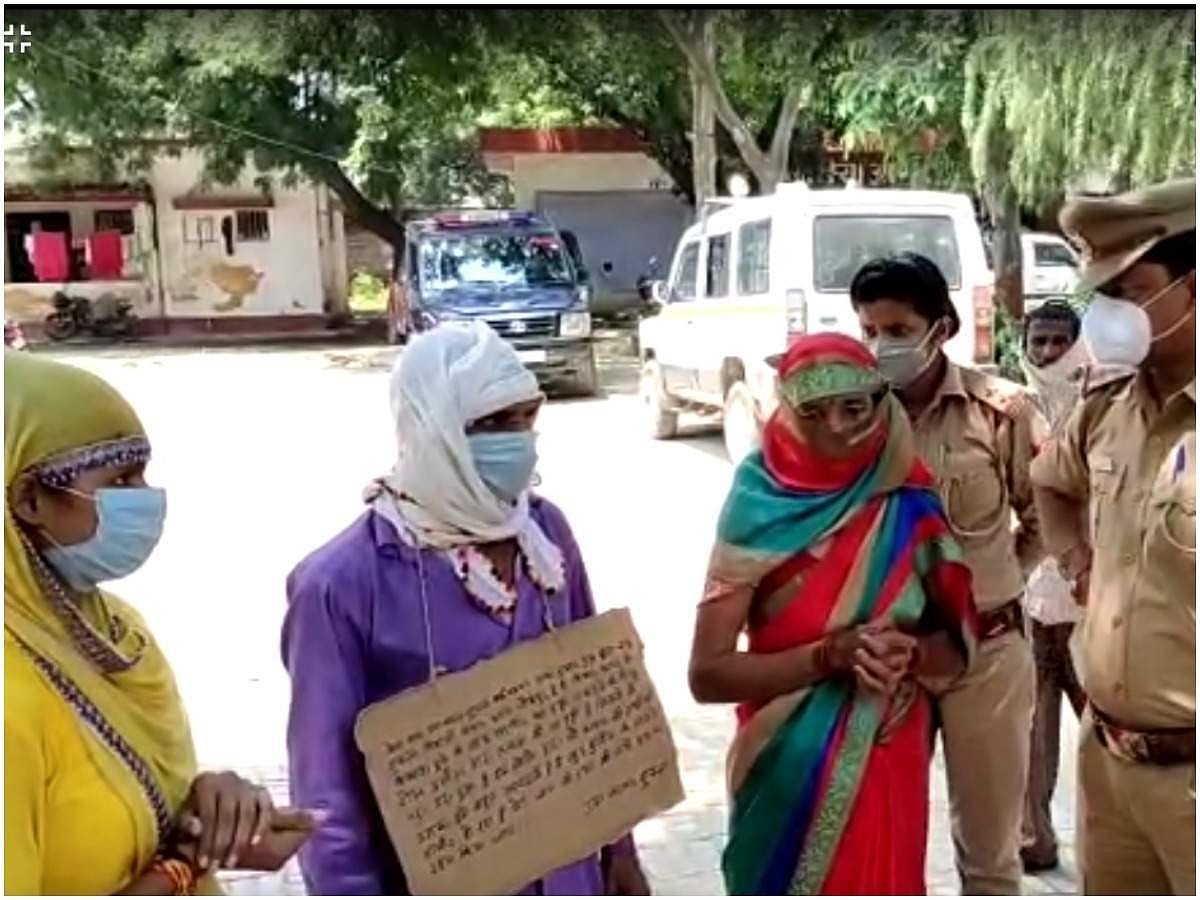 गैंगस्टर विकास दुबे के साथी उमाकांत शुक्ला ने नाटकीय ढंग से किया सरेंडर, गले में तख्ती लटकाकर मांगी माफी