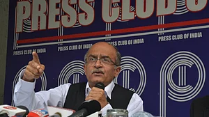 अवमानना पर सुनवाई से पहले सुप्रीम कोर्ट में याचिका दायर, प्रशांत भूषण ने 'आपराधिक अवमानना' की वैधता को चुनौती दी