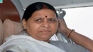 बिहार: पटना में पूर्व सीएम राबड़ी देवी के आवास पर तैनात 13 सुरक्षा कर्मी कोरोना संक्रमित पाए गए, मचा हड़कंप