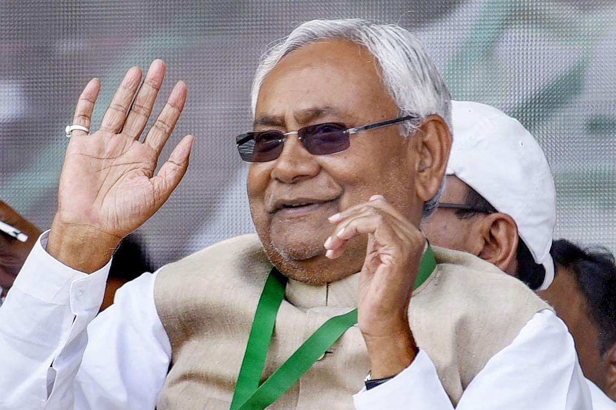 बिहार में राष्ट्रपति शासन के आसार, इसलिए बीजेपी को काटने और श्रेय लूटने में लगे नीतीश कुमार