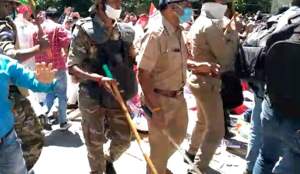 उत्तर प्रदेश: कोरोना के बीच नीट परीक्षाओं के खिलाफ समाजवादी पार्टी का प्रदर्शन, पुलिस ने किया लाठीचार्ज
