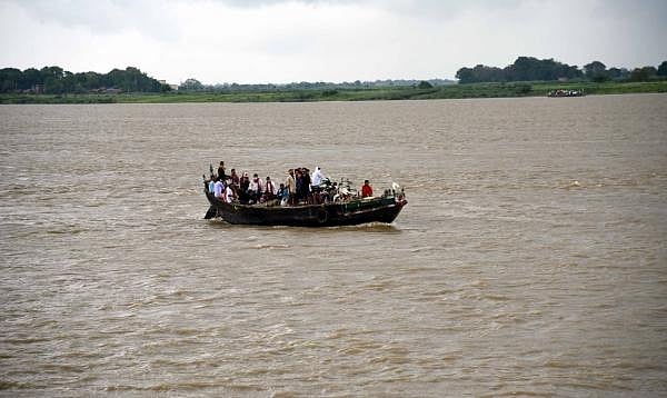 यूपी के मऊ में बड़ा हादसा, नाव पलटने से 5 लोगों की मौत, 15 लोग थे सवार