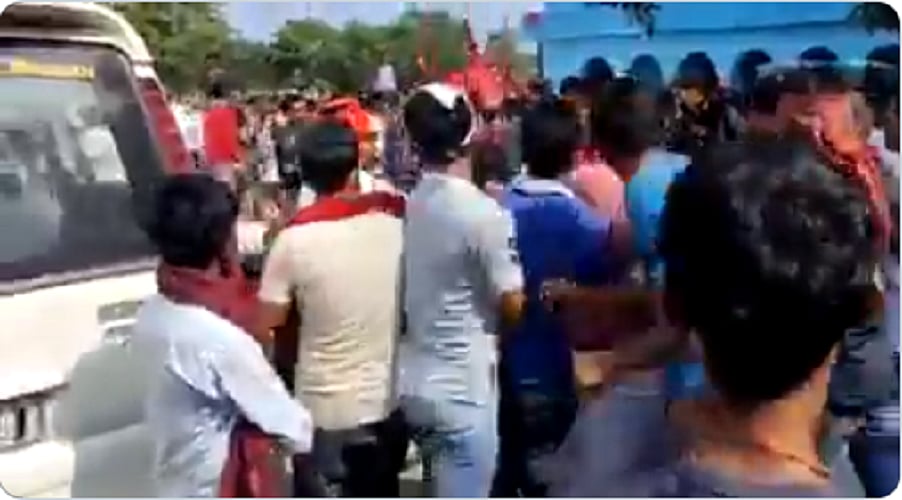 बिहारः बीजेपी सांसद पर फूटा बाढ़ पीड़ितों का गुस्सा, वीडियो में देखें समर्थकों पर लात-घूंसे और कुर्सी की बौछार