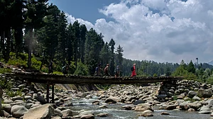 जम्मू-कश्मीर का विकास का दावा, लेकिन सत्ताधीश यह तो सोचें कि इकोलॉजी ही खत्म कर देंगे तो धरती के स्वर्ग में बचेगा क्या