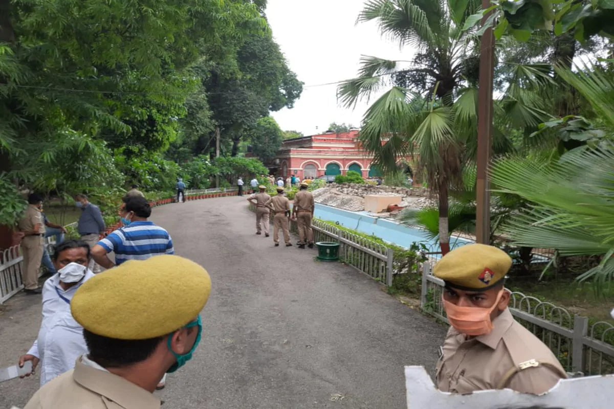 चटनी से शीशे पर लिखा, 'डिस्क्वालीफाइड वुमन' और मार दी मां और भाई को गोली: लखनऊ मर्डर में बेटी निकली कातिल