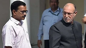 दिल्ली में वीकली बाजार और होटल खोलने पर सीएम-एलजी में ठनी, केजरीवाल ने फिर भेजा प्रस्ताव