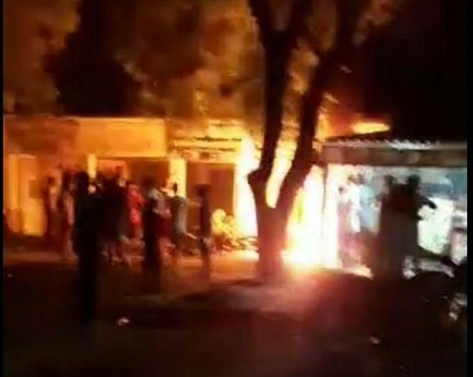 उत्तर प्रदेश के आजमगढ़ में प्रधान की हत्या के बाद बवाल, भीड़ ने पुलिस चौकी समेत कई वाहन फूंके