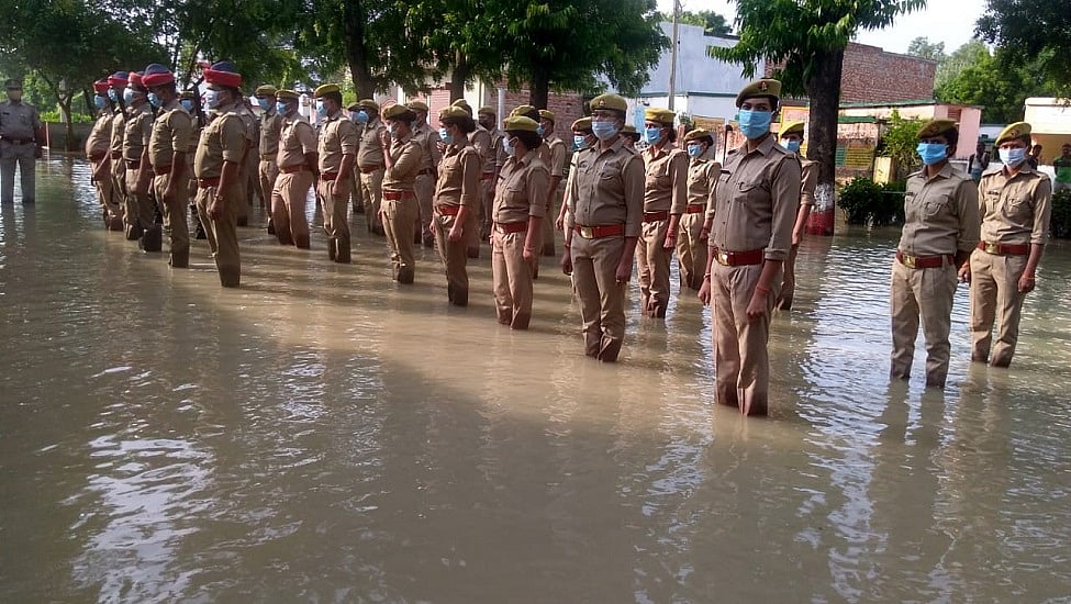 यूपीः बहराइच के थाने में बाढ़ के बीच हुआ ध्वजारोहण, पुलिस जवानों ने पानी में ही खड़े होकर गाया राष्ट्रगान