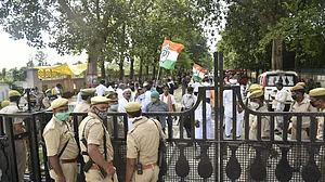 दलित प्रधान हत्या: यूपी कांग्रेस अध्यक्ष समेत कई नेता आजमगढ़ में किए गए नजरबंद, परिजनों से पहुंचे थे मिलने