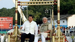 विष्णु नागर का व्यंग्यः कोरोना काल में समय काटने के लिए चीन से बातचीत जारी, अब झूला झुलाने तो बुला नहीं सकते!