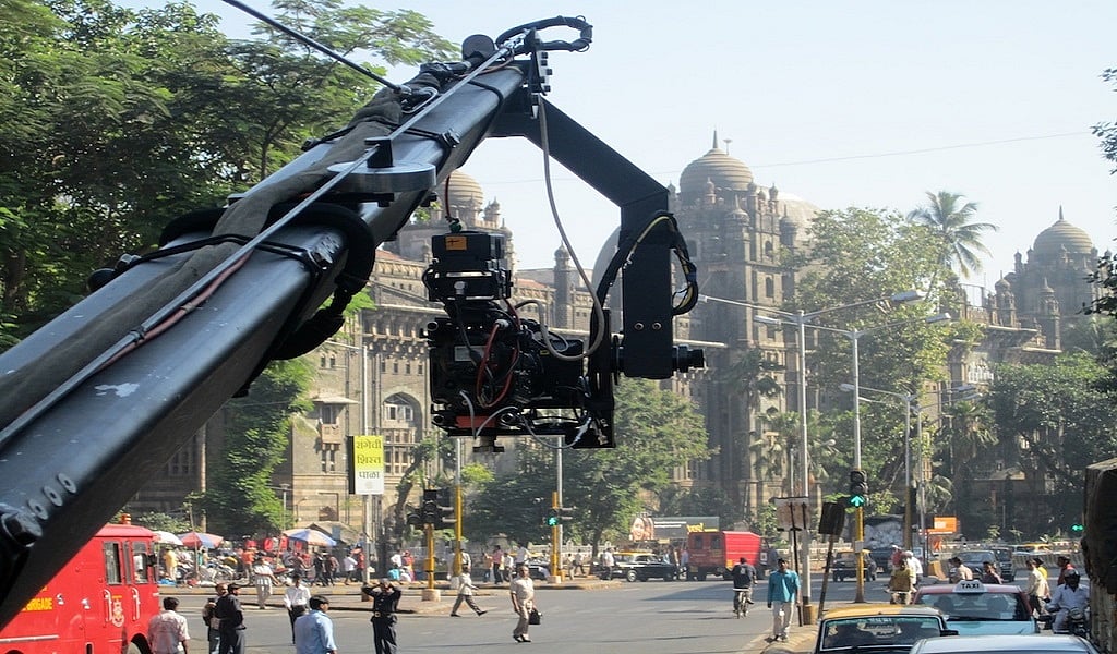 धीरे-धीरे पटरी पर लौट रही है फिल्म इंडस्ट्री, कोरोना के खौफ से बाहर आ रहे कलाकार! 