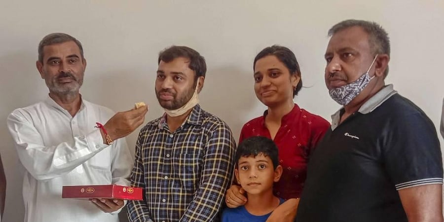 IAS टॉपर प्रदीप को अफसर बनाने के लिए पिता ने पेट्रोल पंप पर नौकरी की, बेच दी पुश्तैनी जमीन  