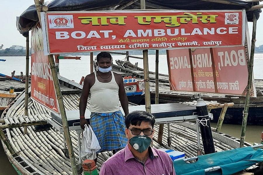 बिहारः बाढ़ में डूबे वैशाली में कोरोना मरीजों के लिए ‘नाव एंबुलेंस’, आपदा में बना एकमात्र सहारा