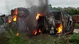 मध्य प्रदेश: दो ट्रकों की टक्कर के बाद भीषण आग, दोनों ड्राइवरों की जिंदा जलकर मौत, सामने आई भयावह तस्वीरें